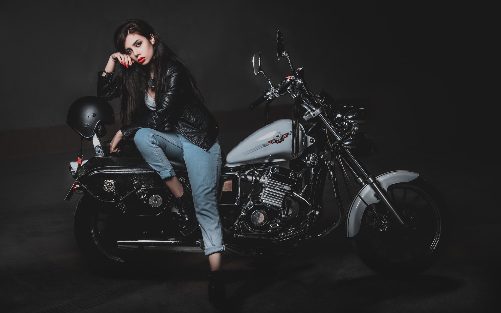 Biker girls: style and drive brings the glow — live moments in Voronezh