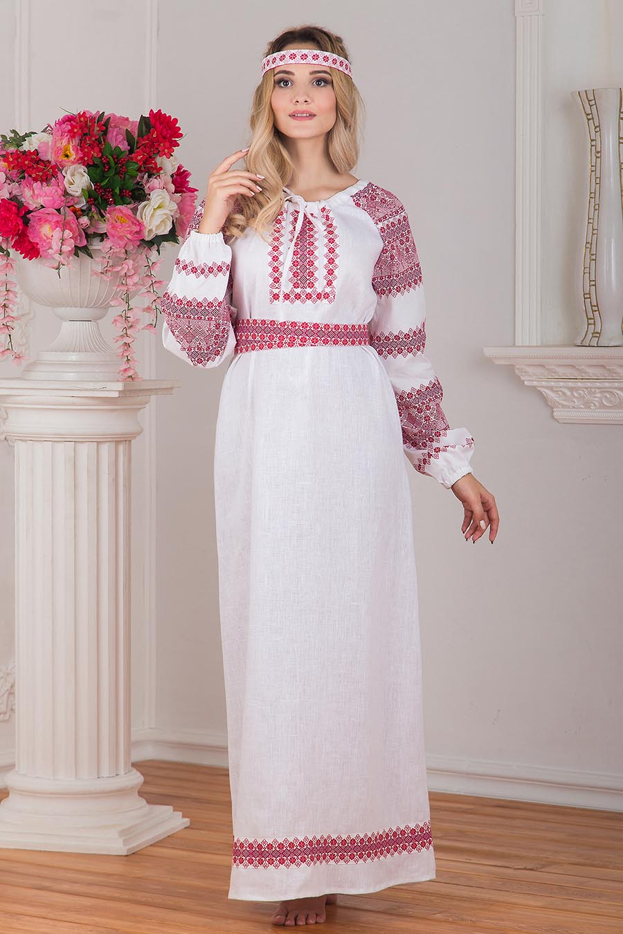 Women in Slavic costumes in Voronezh