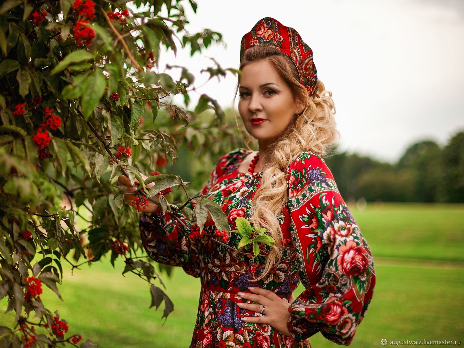 Women in Slavic costumes in Voronezh