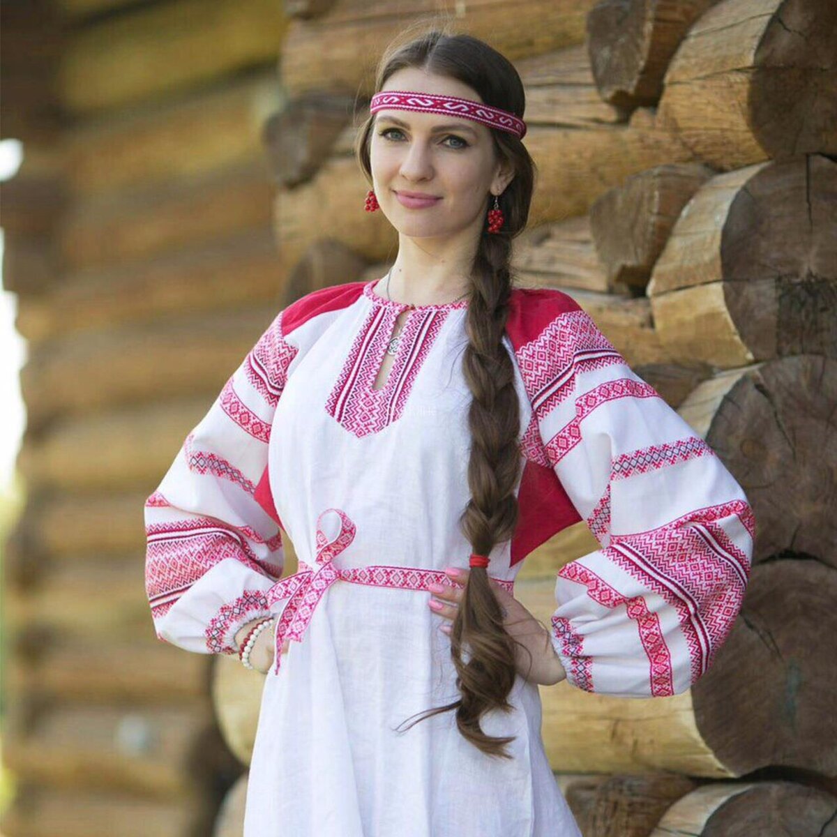 Girls in Slavic costumes brings the glow — live moments in Voronezh